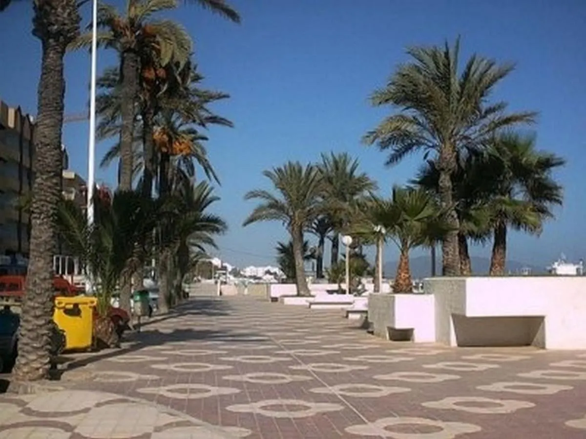 Paraiso de Vera Playa: Beachfront Apartments with Pool Views